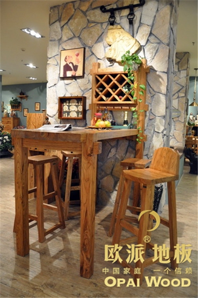 在木地板襯托下,餐廳成為一個(gè)亮點(diǎn)